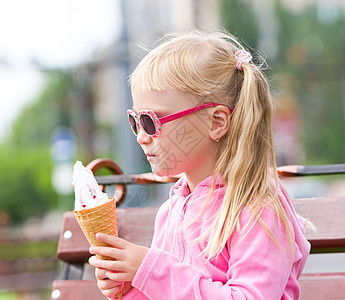 吃冰淇淋的小女孩 吃冰淇淋的小女孩女性婴儿金发女孩喜悦孩子小吃嘴唇金发女郎垃圾图片