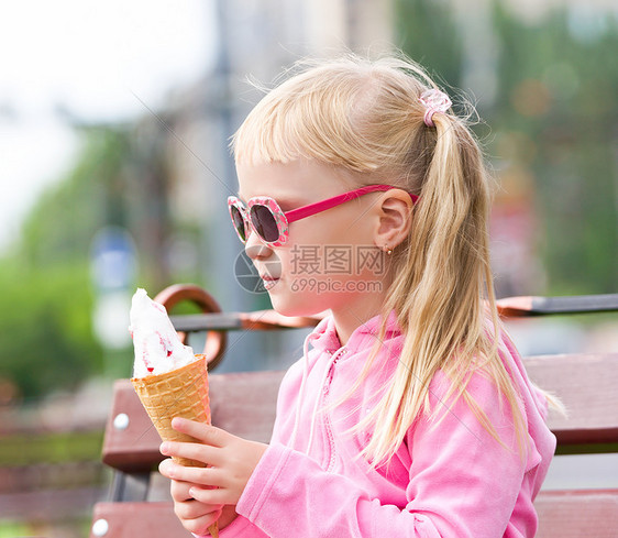 吃冰淇淋的小女孩 吃冰淇淋的小女孩女性婴儿金发女孩喜悦孩子小吃嘴唇金发女郎垃圾图片