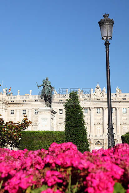 马德里     东方广场历史性国王建筑学城市旅游游客蓝色雕像正方形天空图片