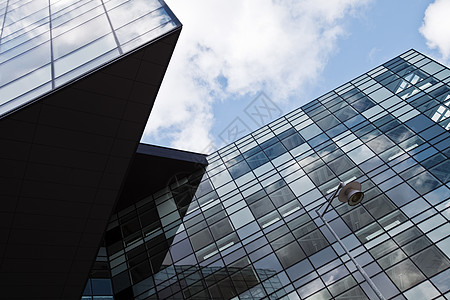 未来金融限制措施城市结构风光蓝色玻璃外观都市办公楼下方金属图片