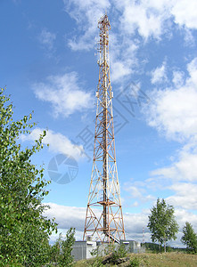 两座无线电塔绿色高度太阳红色细胞蓝色山脉天空收音机信号图片