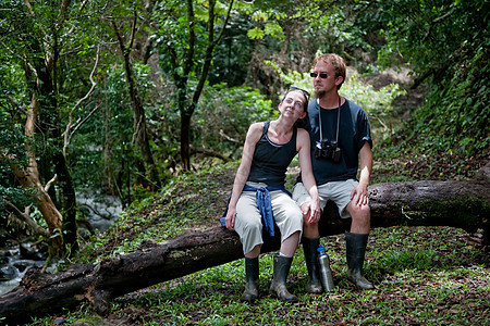 哥斯达黎加的旅游情侣太阳镜环境女朋友乡村国家游客女士妻子崎岖冒险图片