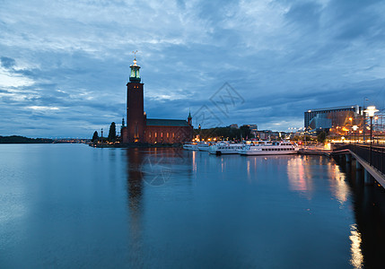 晚上斯德哥尔摩市政厅旅行大厅城市仪式蓝色港口游客旅游反射假期图片