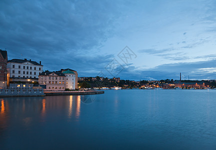 斯德哥尔摩市夜幕现场运输渡船港口蓝色码头灰色白色建筑天空窗户图片