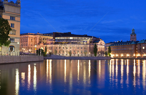 斯德哥尔摩市夜幕现场运输窗户灰色建筑公园白色蓝色首都码头房子图片