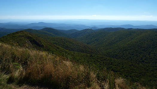 进入山谷顶峰蓝色天空岩石山脉远足环境风景图片