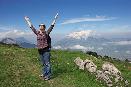 山上女性登山者图片