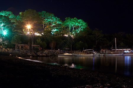 夜间船只绿色水平港口航行天空游艇码头城市海滩桅杆图片