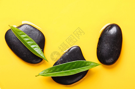 SPA或zen六氯环乙烷叶子生态岩石石头冥想树叶绿色花园黑色环境图片