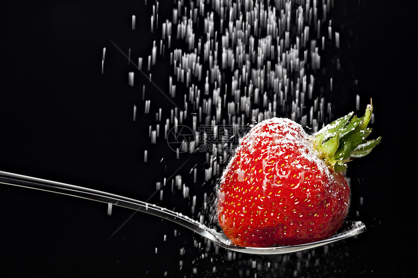 糖冰糖落在勺子上的草莓上饮食黑色健康甜点运动食物痕迹灰尘刨冰射线图片