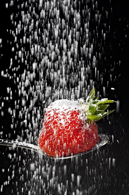 糖冰糖落在勺子上的草莓上粉末射线粉状食物健康水果饮食痕迹甜点刨冰图片