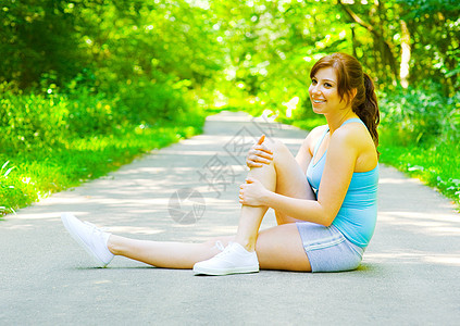 青年妇女户外健身福利慢跑者赛跑者数字女性火车树木身体成人女士图片