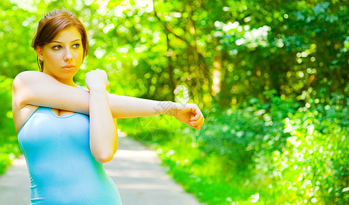 青年妇女户外健身慢跑者女性福利成人数字森林活力运动员女孩身体图片