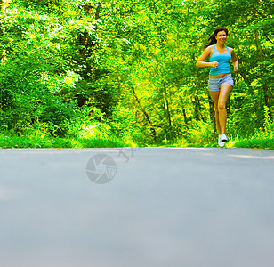 青年妇女户外健身运动员慢跑树木身体行动成人女性女士赛跑者娱乐图片