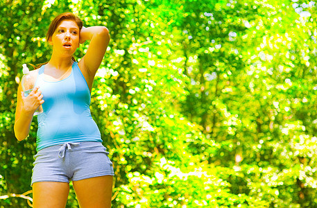 青年妇女户外健身活动身体树木娱乐福利数字慢跑者女性女士瓶子图片
