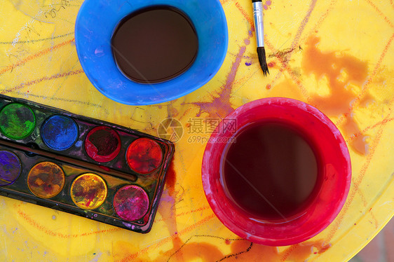 孩子们乱乱乱乱乱乱的肮脏学生水花桌创造力颜料盒玩具艺术品水彩细胞桌子纸板童年盒子图片