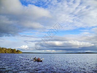 在北部湖上旅行的独木舟图片