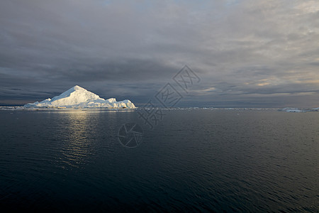 日落的冰山遗产蓝色峡湾冰川黄色海洋天空阳光多云反射图片