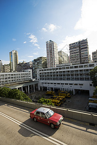 出租车经过城市的公路图片