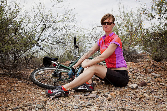 山区骑自行车的妇女图片