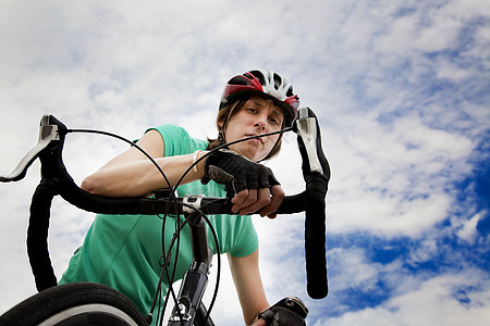 拥有自行车的妇女多云头盔安全运动员手套手表水平短裤头饰帽子图片