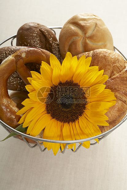 早餐桌子休息羊角黄色营养向日葵晴天玉米食物面包图片