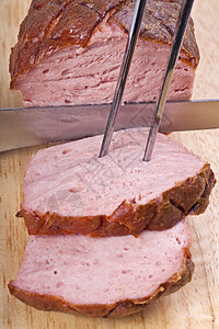 木制桌子上烤的巴伐利亚肉饼棕色面包猪肉小吃烹饪用餐食物图片