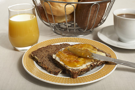早餐晴天黄色玻璃杯子水果营养饮料果汁桌子咖啡图片