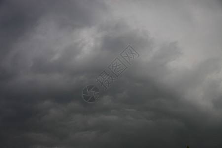 乌云的暴雨气氛天气辉光臭氧天空多云戏剧性蓝色风暴景观图片