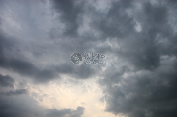 乌云的暴雨黑色戏剧性臭氧气氛辉光景观天空编队风暴图片
