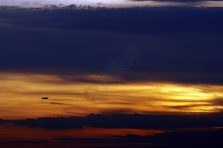 飞机日落时景观空气飞行运输多云情绪苍穹天空航班气氛图片