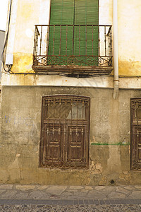 旧街有生锈的墙壁窗户场景垃圾石头黑色街道房子建筑学城市建筑图片