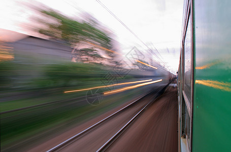 从超速列车窗口查看水平窗户航程乘客冒险运输速度机车车辆绿色图片