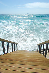 木林楼梯或通往明大海的道路场景多云蓝色自由小路海洋晴天岩石海岸波浪图片
