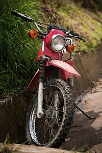 在哥斯达黎加路边的摩托车 在公路旁边图片