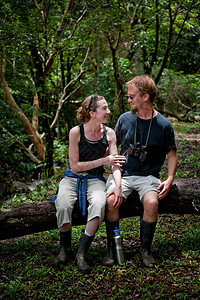 哥斯达黎加的旅游情侣望远镜丈夫胡子眼镜夫妻生态女朋友乡村森林成人图片