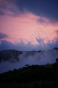 哥斯达黎加日落天空远景多云森林爬坡丛林崎岖植物群环境牧场图片