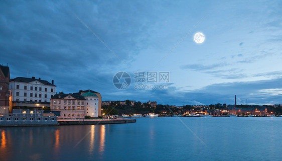 斯德哥尔摩市夜幕现场房子蓝色城市首都白色月亮港口地区运输灰色图片