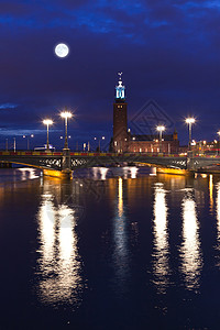 晚上斯德哥尔摩市政厅反射蓝色仪式月亮旅行假期城市大厅游客旅游图片