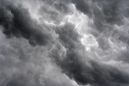 乌云弥漫多云灰色预感雷雨天空风暴地区雨云苍穹下雨图片