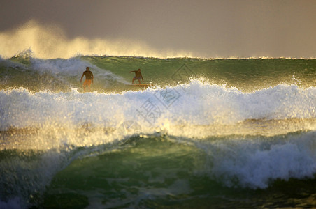 日落时的冲浪者图片