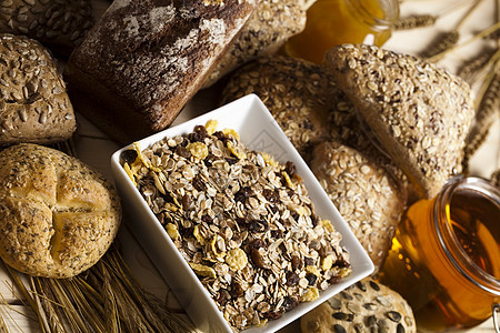面包在背景上翻滚早餐粮食农民谷物农业味道饮食大麦烘烤面团图片