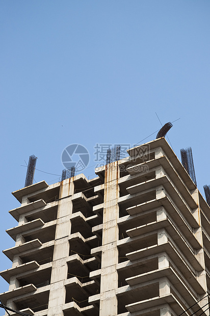 正在建造摩天大楼蓝色住宅项目天空城市建筑学公寓水泥工人进步图片