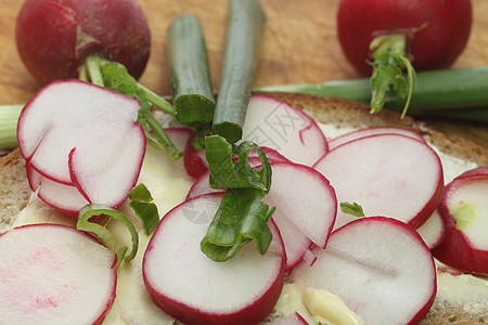 Radish 面包香料黄油红色小吃菜单绿色早餐萝卜沙拉韭菜图片