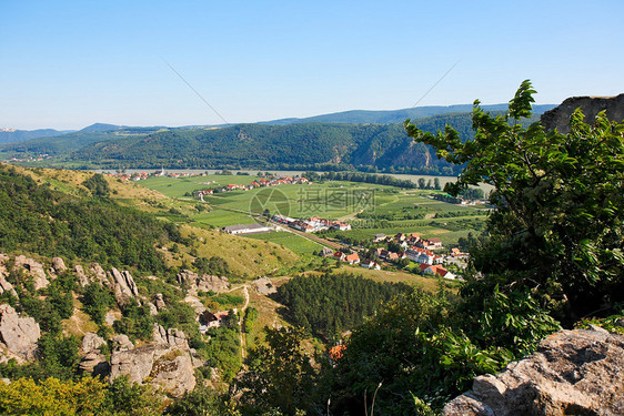 山上多瑙河谷和Durnstein镇的景象图片