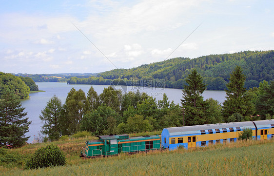 与火车 村庄和河流的景观运输水平乘客航程抛光风景天线农业旅行柴油机图片