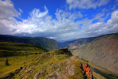 阿尔泰山脉 美丽的高地景观 俄罗斯 西伯利亚旅行山腰森林天空高山荒野林地地形蓝色木头图片