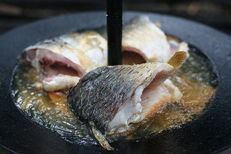 游鱼油炸烹饪平底锅鲤鱼图片