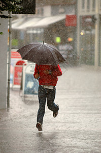 雨中的男人街道成人城市薄雾天气淋浴孤独外套风暴图片