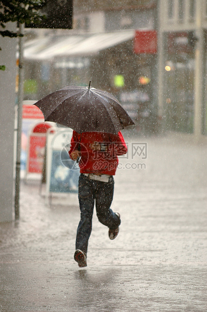 雨中的男人街道成人城市薄雾天气淋浴孤独外套风暴图片